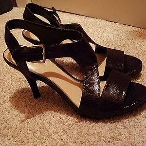 Patent shiny black heels.